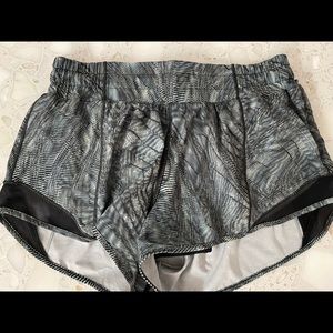 Lululemon Hotty Hot 2.5in, Low-Rise, Size 6, Dimensional Icing Blue/Multi/Black